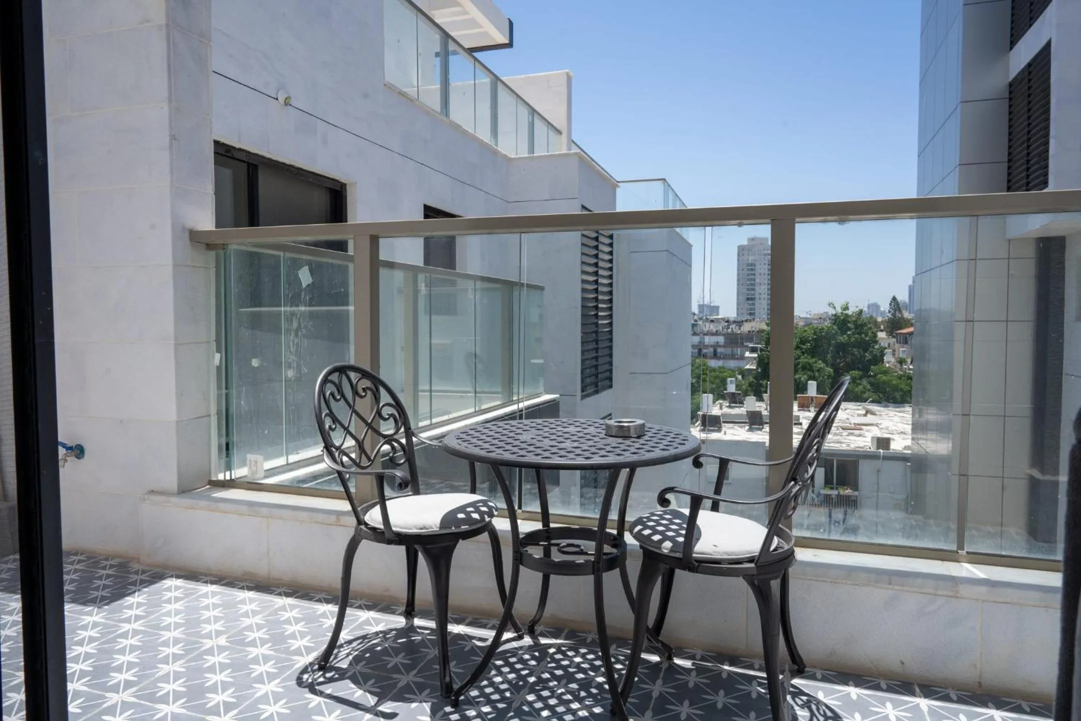 Warm & Modern 2BR by the Sea l Mamad