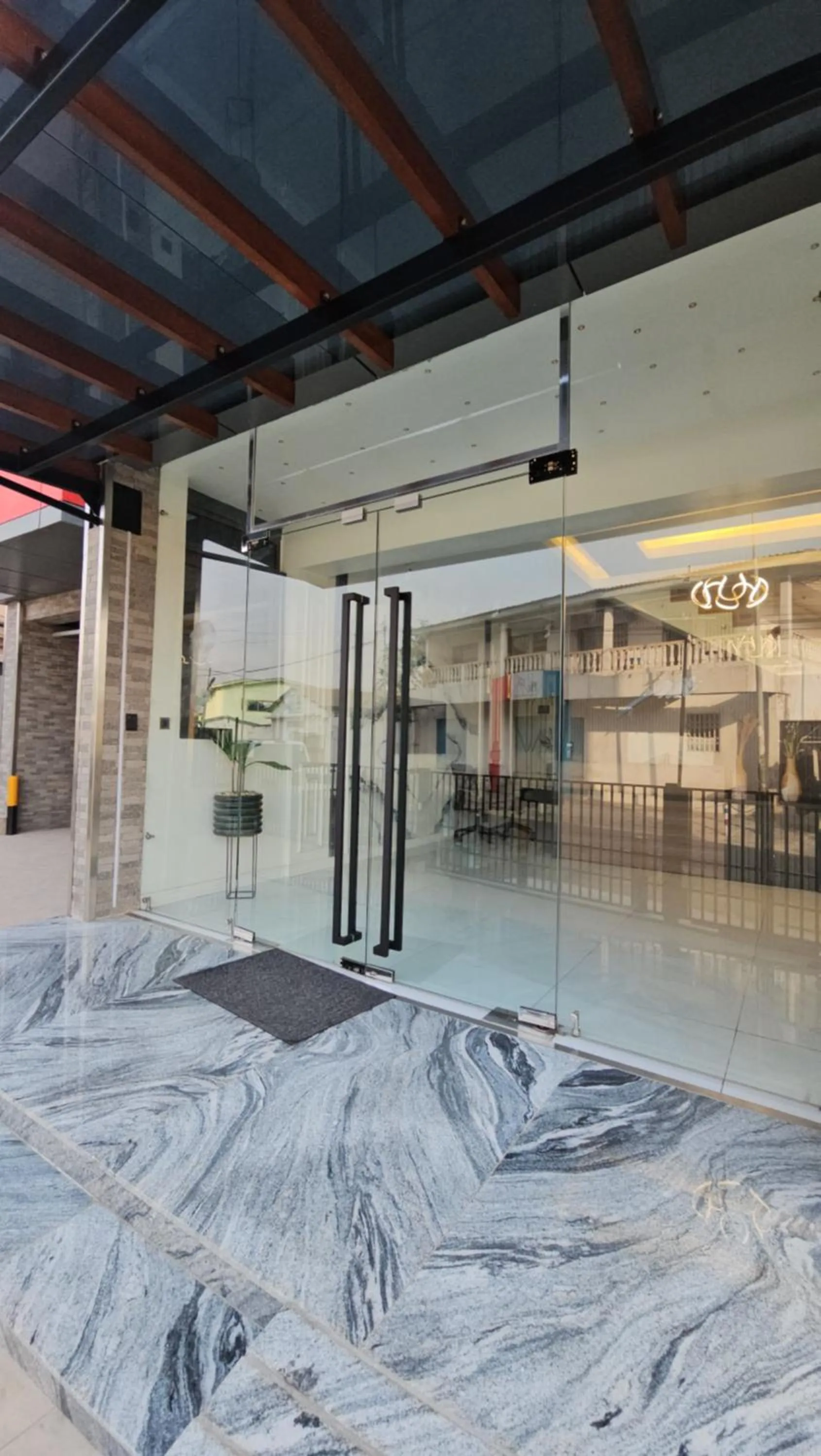 Facade/entrance in Mansah Plus Hotel and Apartments