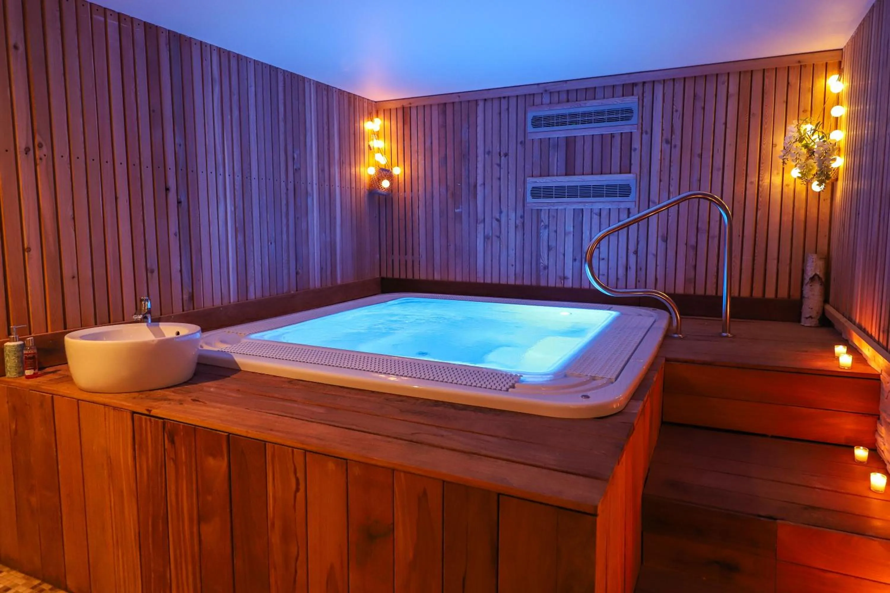 Hot Tub in Hôtel SPA Le Miel des Muses