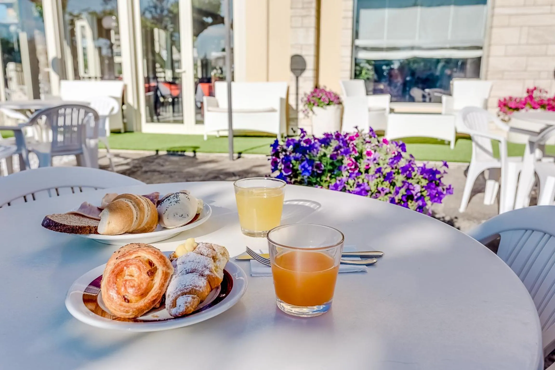 Restaurant/places to eat in Hotel Buenos Aires