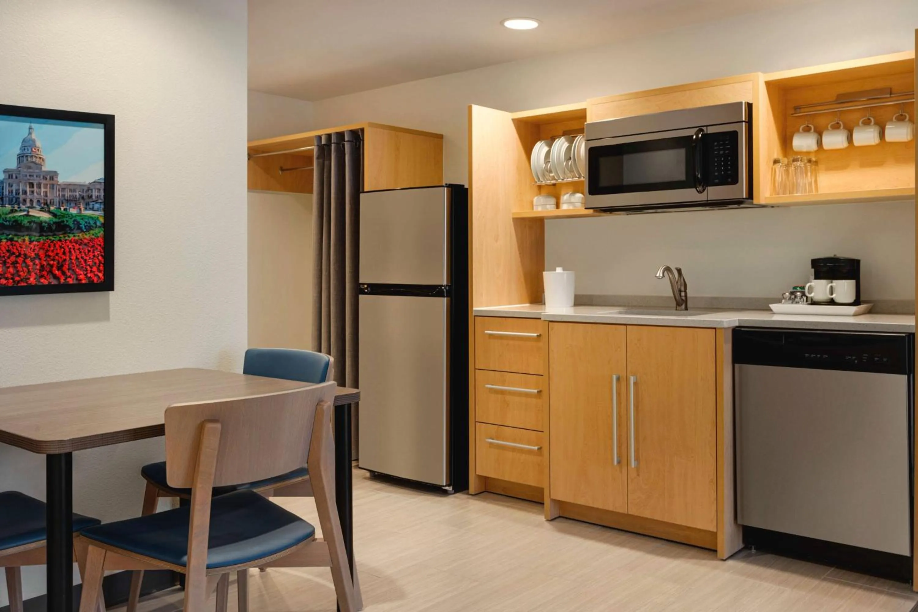 Kitchen or kitchenette in Home2 Suites by Hilton Austin North/Near the Domain, TX