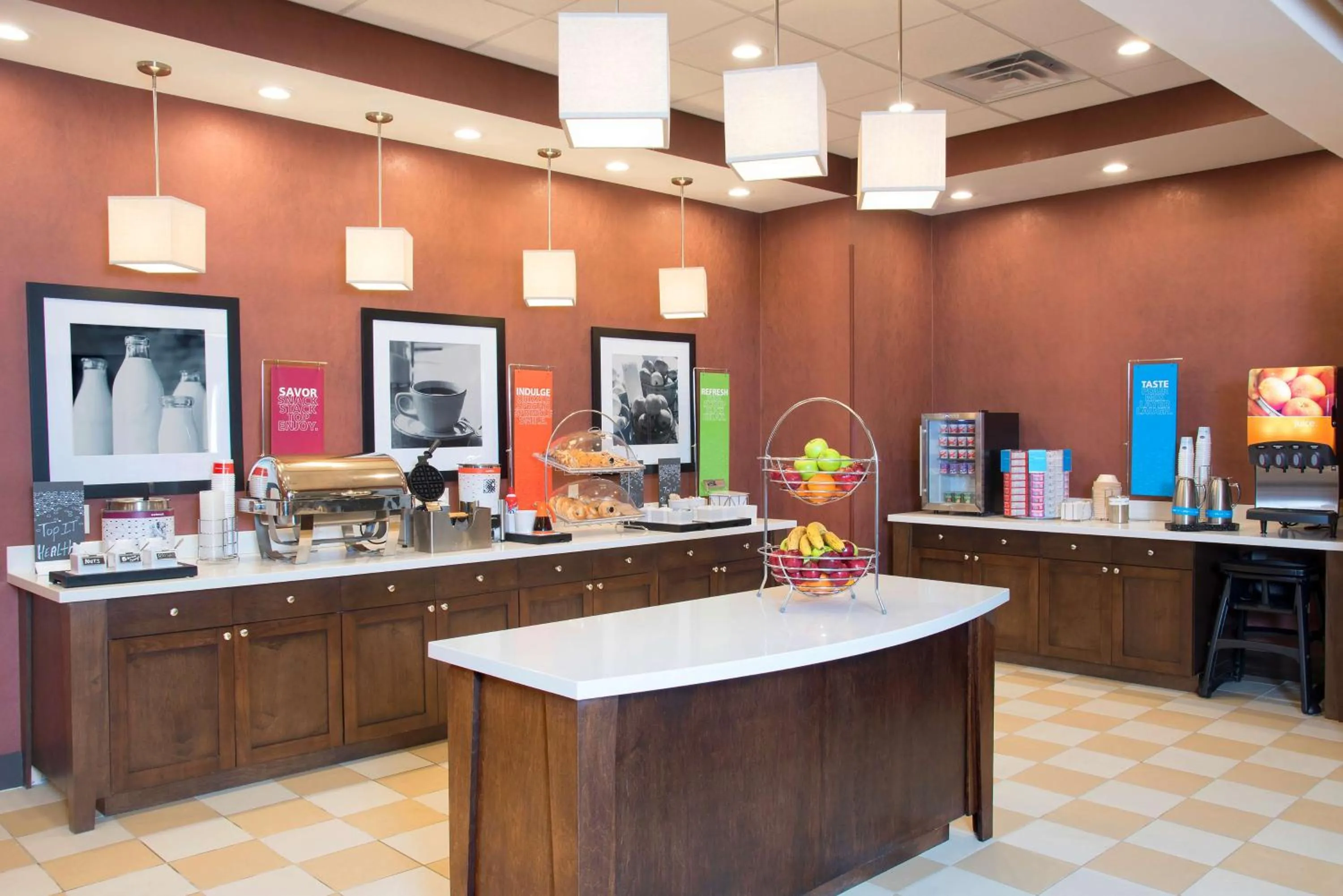 Dining area in Hampton Inn Kalamazoo