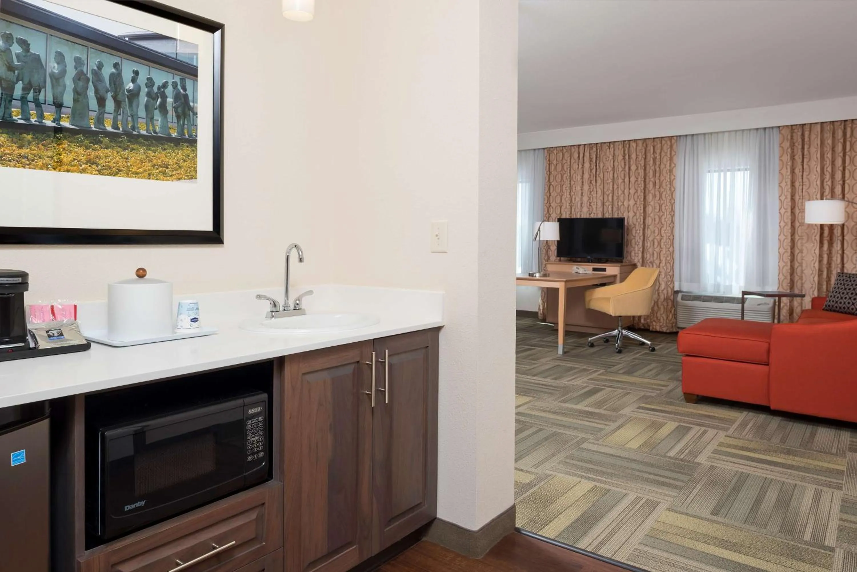 Kitchen or kitchenette in Hampton Inn Kalamazoo