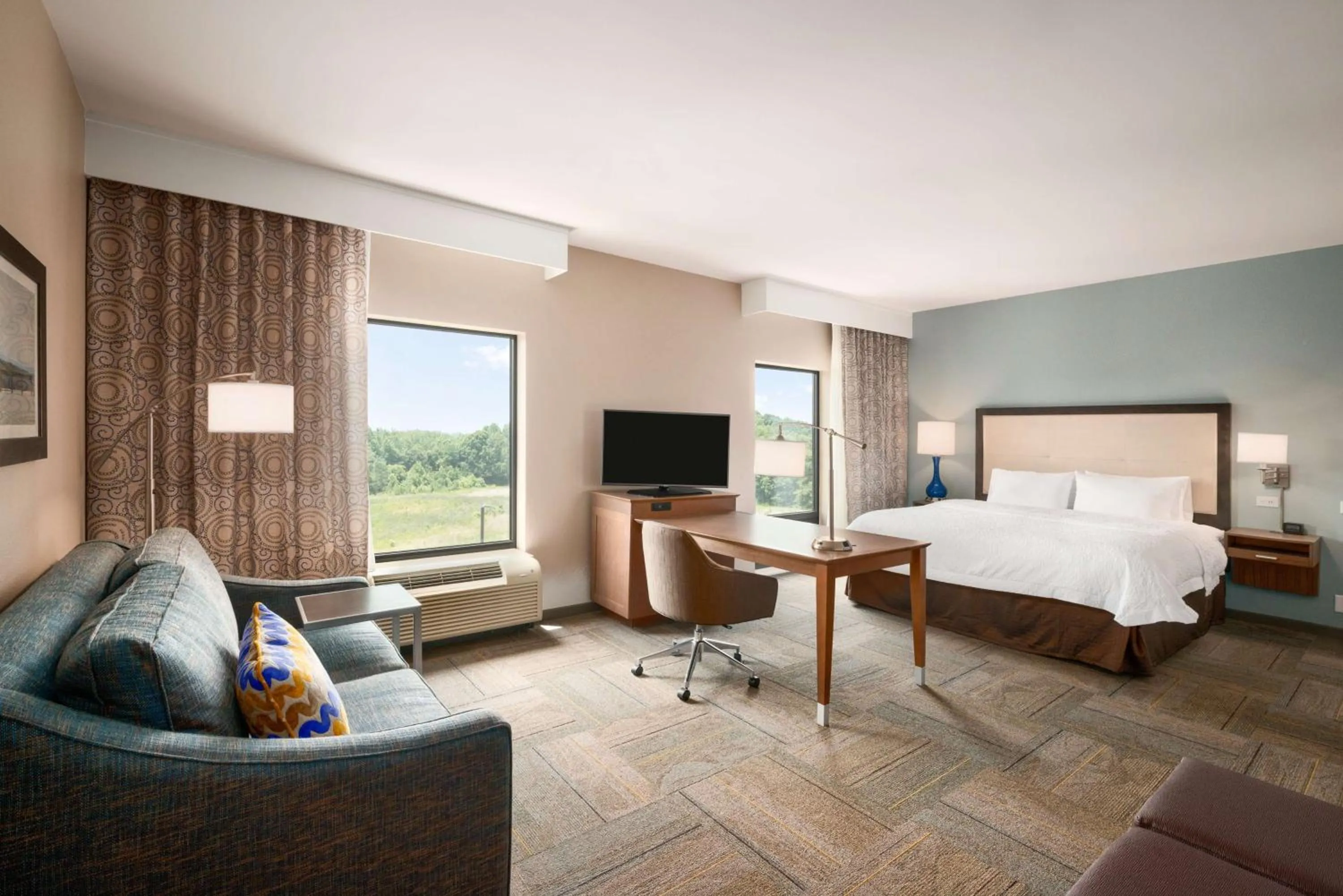 Bed in Hampton Inn & Suites - Lavonia, GA