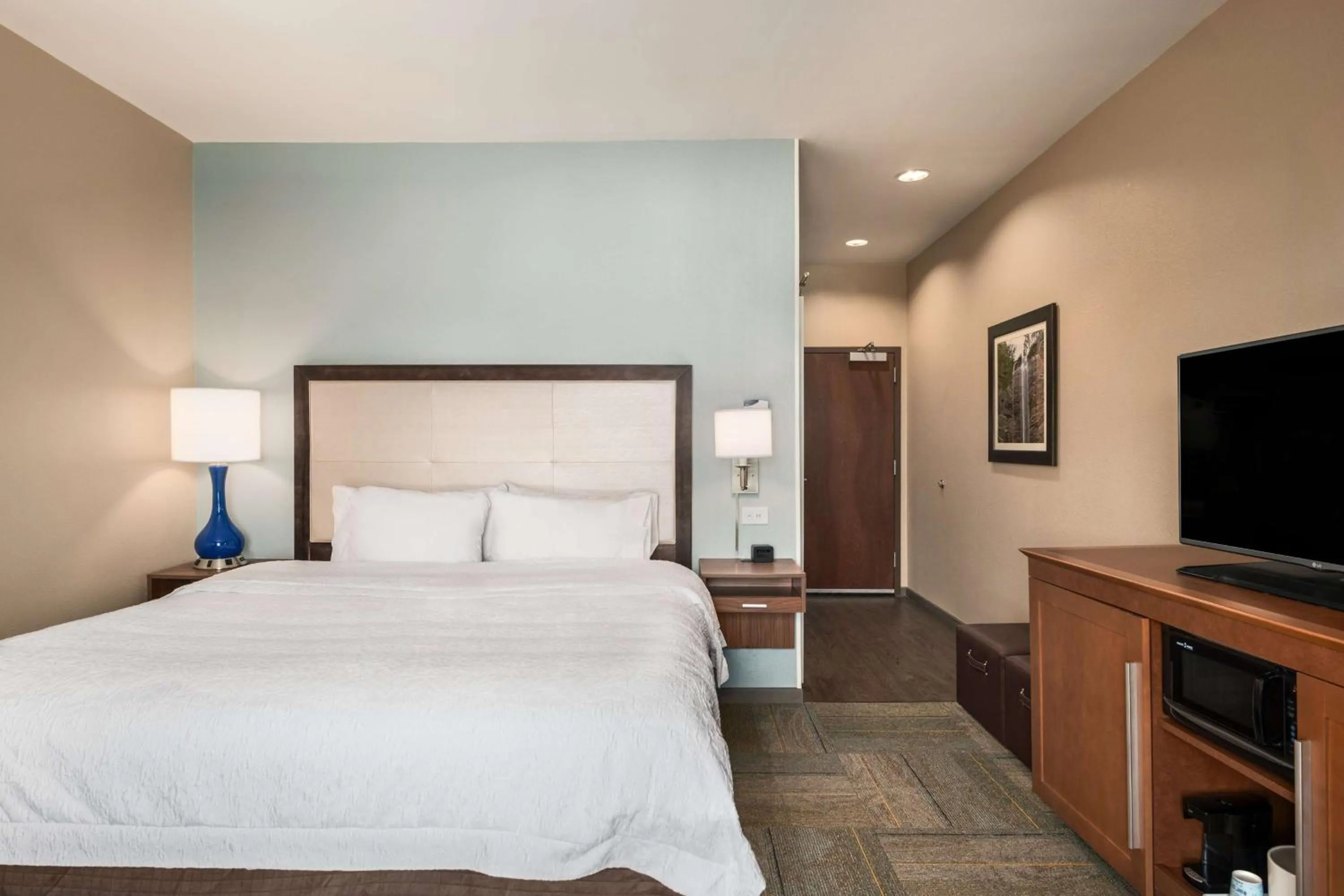 Bed in Hampton Inn & Suites - Lavonia, GA