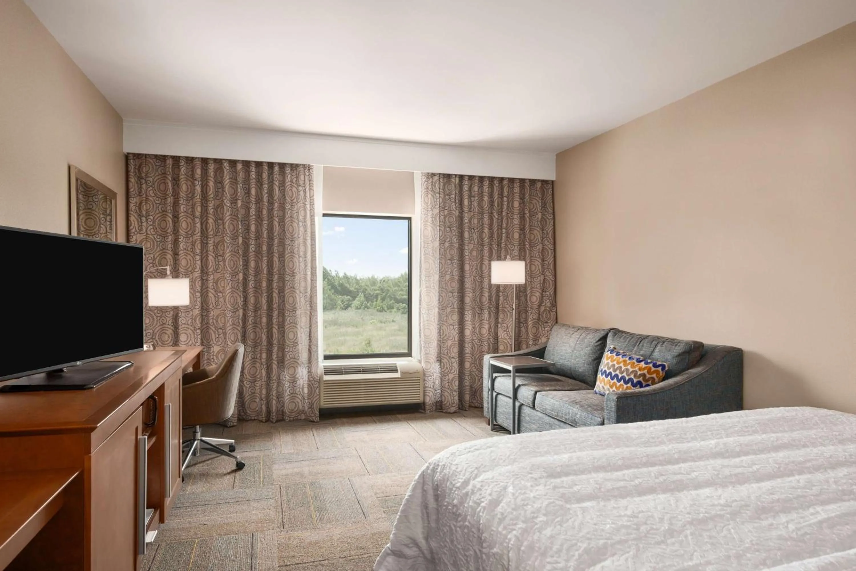 Bed in Hampton Inn & Suites - Lavonia, GA