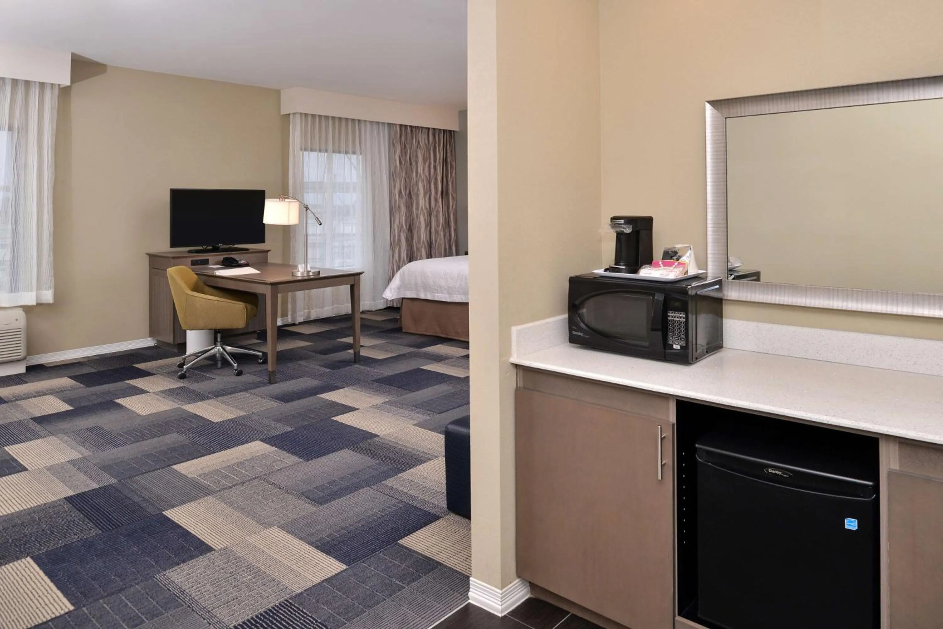 Kitchen or kitchenette, Bed in Hampton Inn Broussard-Lafayette