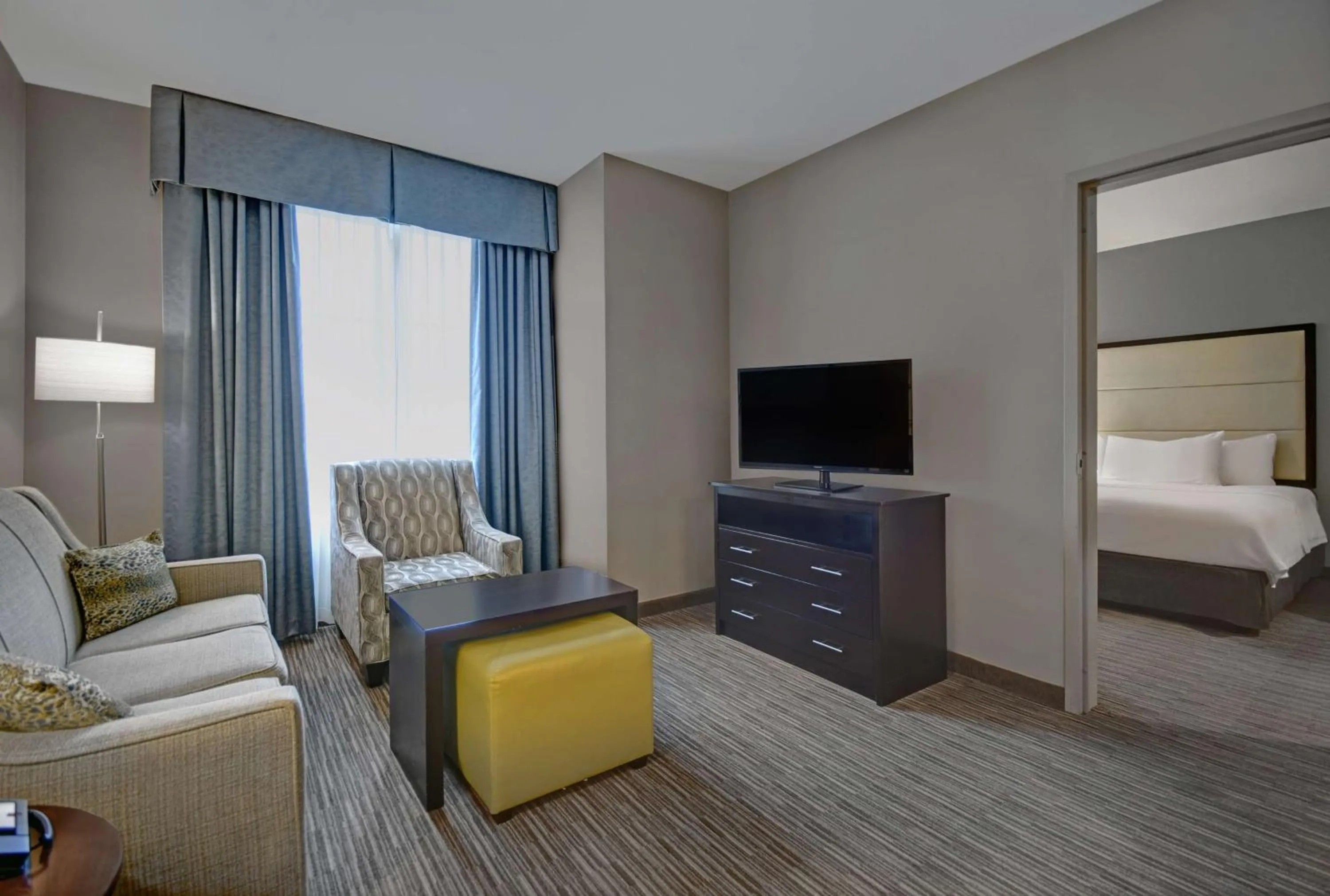 Living room, Bed in Homewood Suites by Hilton Hamilton, NJ