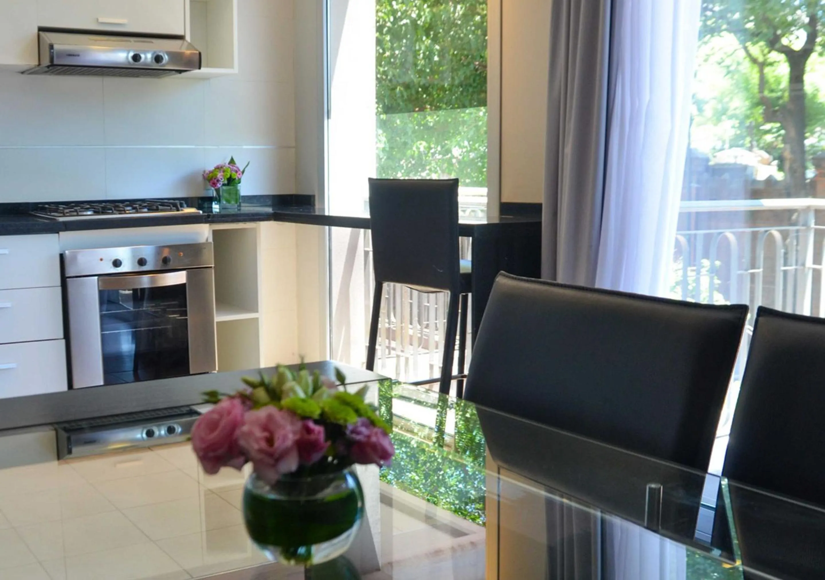 Kitchen or kitchenette in Reco by DOT Suites