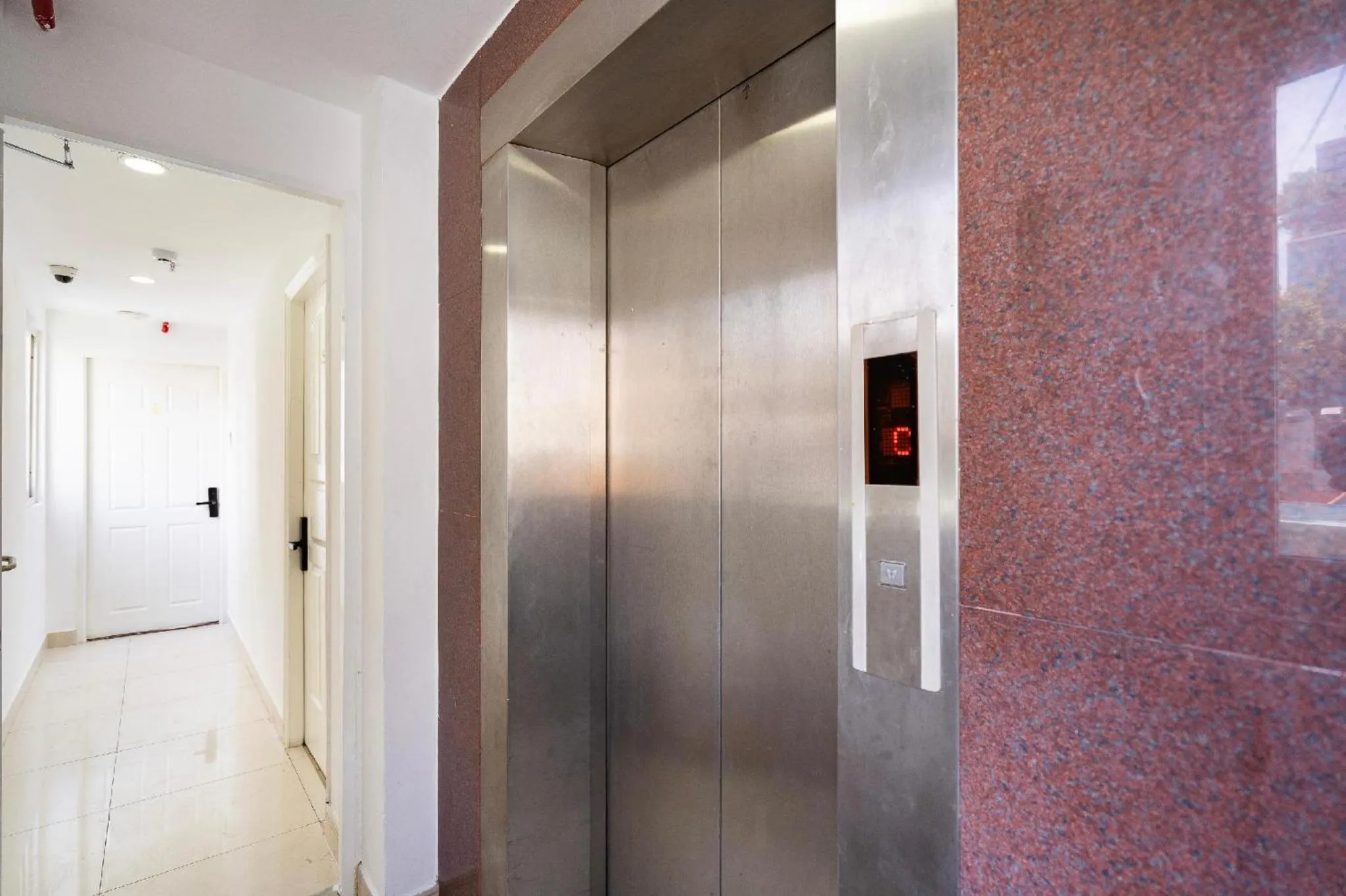 elevator in Mari Queen Hotel - Suong Nguyet Anh