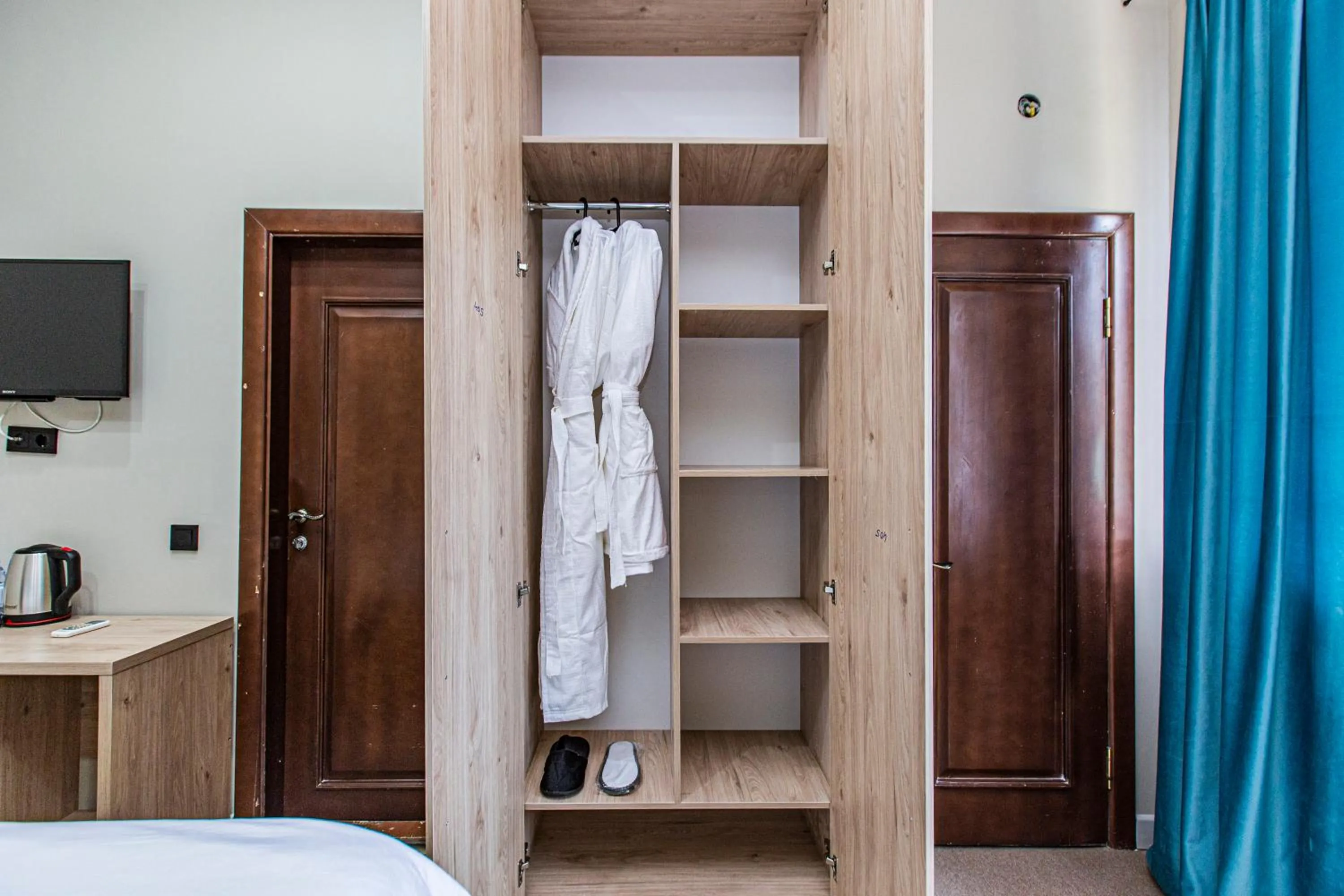 wardrobe, Bed in KAIER Hotel