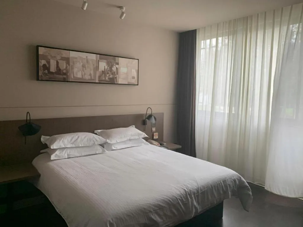 Bed in Jinjiang Inn Select Shanghai Pudong Airport