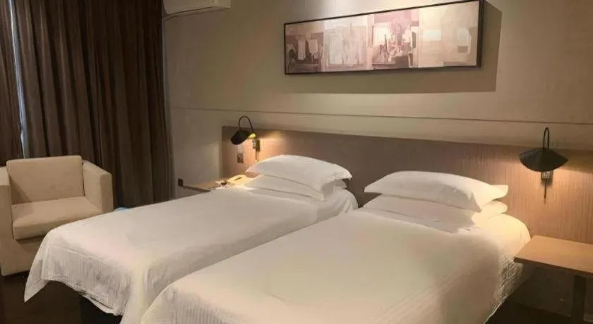Bed in Jinjiang Inn Select Shanghai Pudong Airport