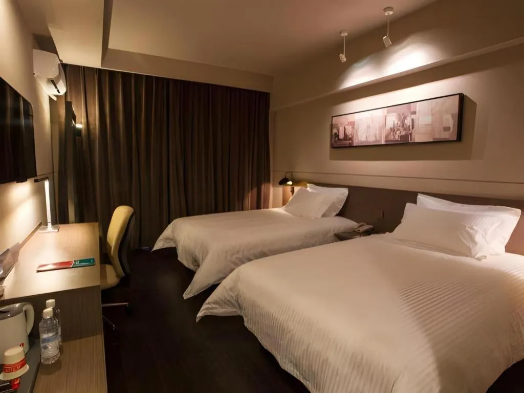 Bed in Jinjiang Inn Select Shanghai Pudong Airport