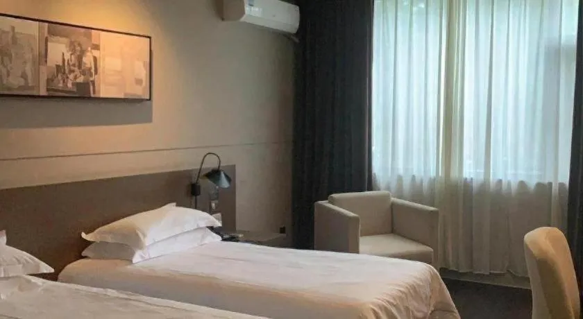 Bed in Jinjiang Inn Select Shanghai Pudong Airport