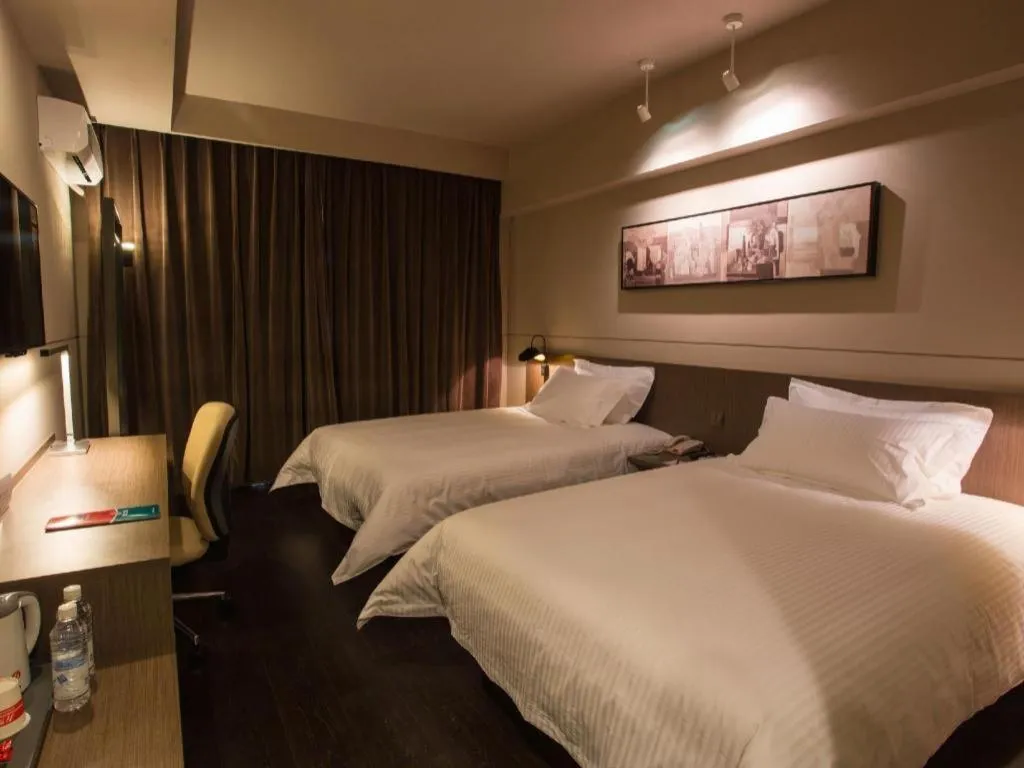 Bed in Jinjiang Inn Select Shanghai Pudong Airport