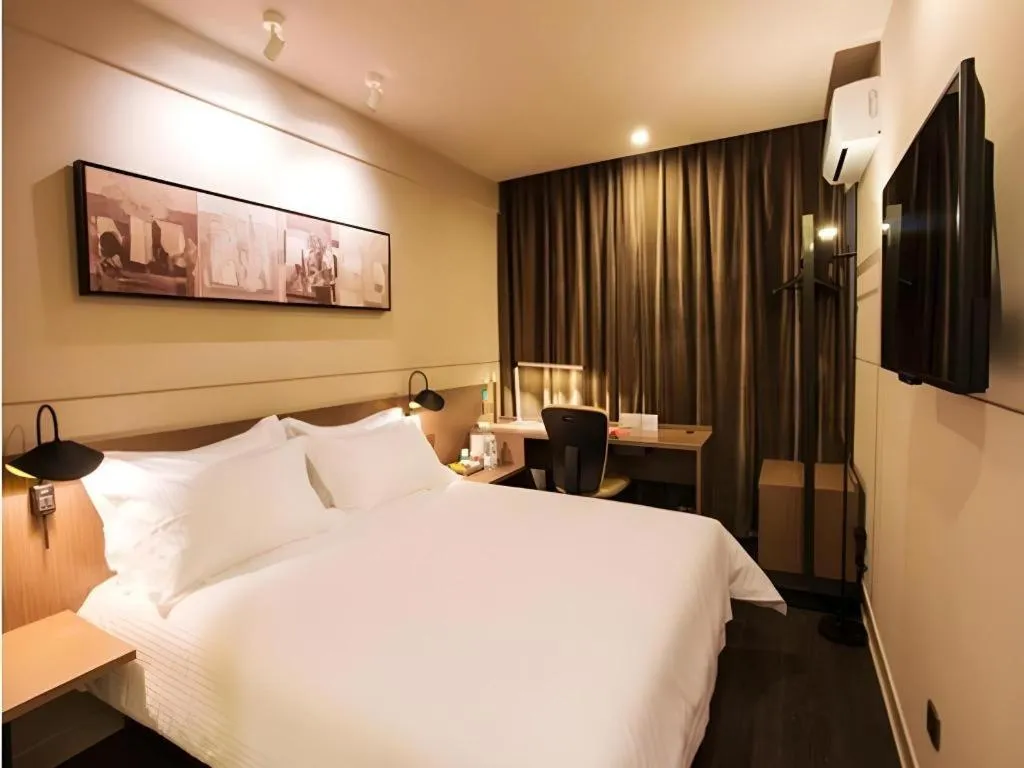 Bed in Jinjiang Inn Select Shanghai Pudong Airport