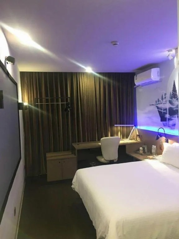 Bed in Jinjiang Inn Select Shanghai Pudong Airport