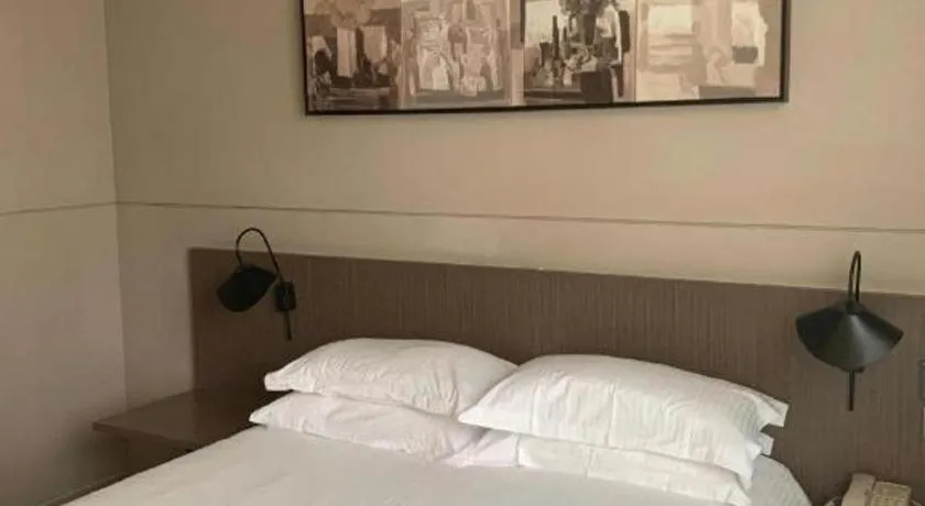 Bed in Jinjiang Inn Select Shanghai Pudong Airport