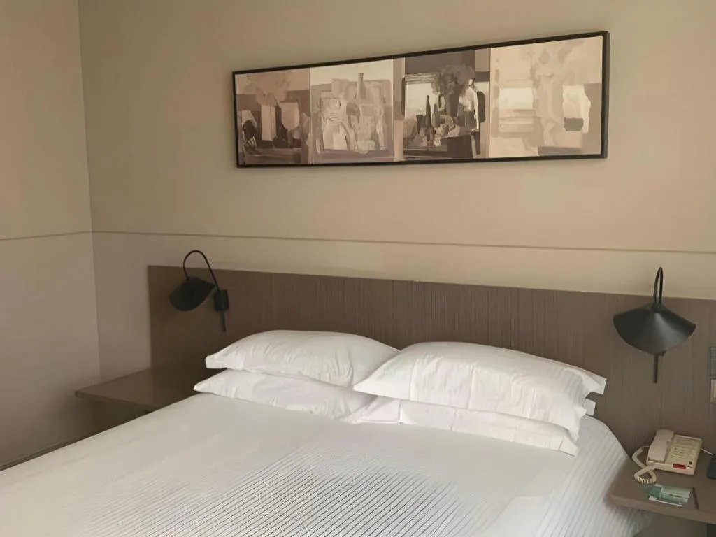 Bed in Jinjiang Inn Select Shanghai Pudong Airport