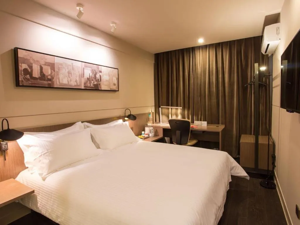 Bed in Jinjiang Inn Select Shanghai Pudong Airport