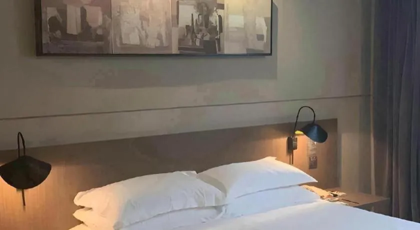 Bed in Jinjiang Inn Select Shanghai Pudong Airport