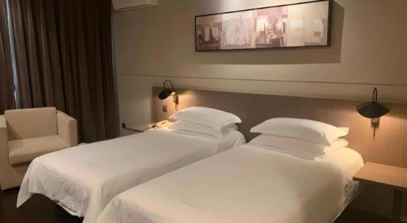 Bed in Jinjiang Inn Select Shanghai Pudong Airport