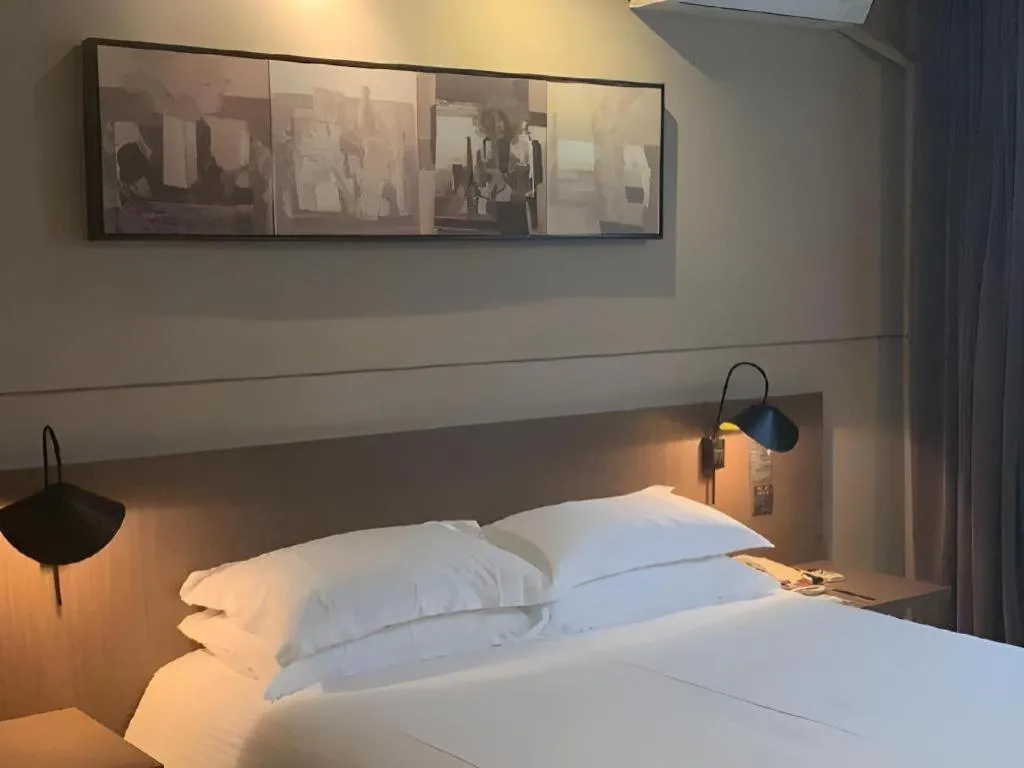 Bed in Jinjiang Inn Select Shanghai Pudong Airport