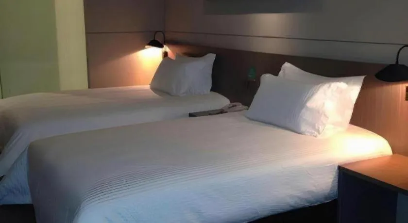 Bed in Jinjiang Inn Select Shanghai Pudong Airport