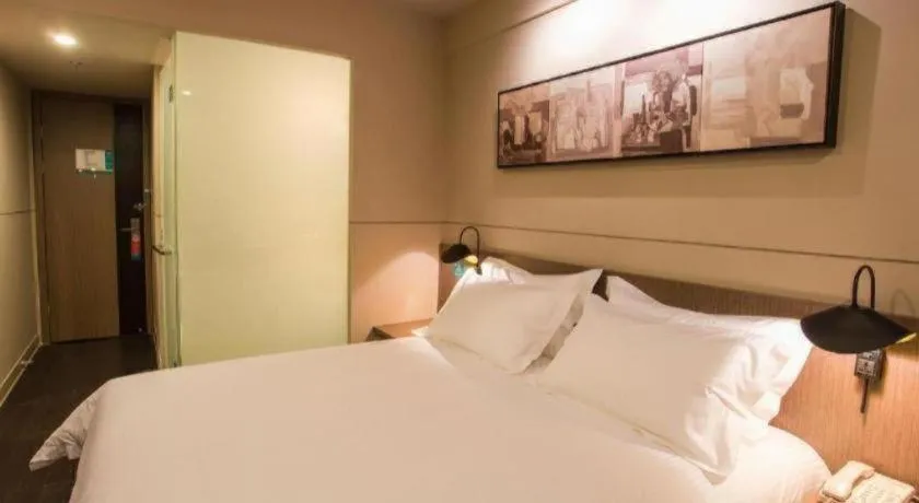 Bed in Jinjiang Inn Select Shanghai Pudong Airport