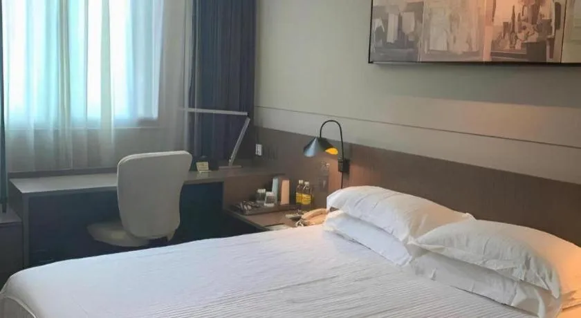 Bed in Jinjiang Inn Select Shanghai Pudong Airport