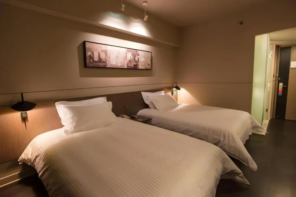 Bed in Jinjiang Inn Select Shanghai Pudong Airport