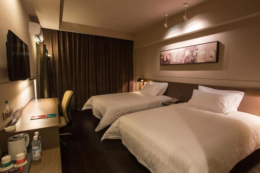 Bed in Jinjiang Inn Select Shanghai Pudong Airport