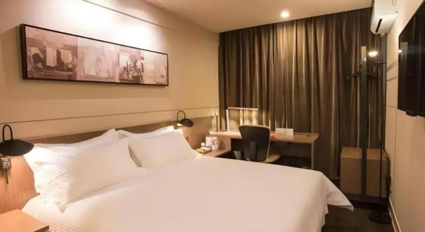 Bed in Jinjiang Inn Select Shanghai Pudong Airport