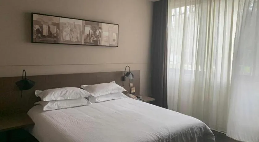 Bed in Jinjiang Inn Select Shanghai Pudong Airport