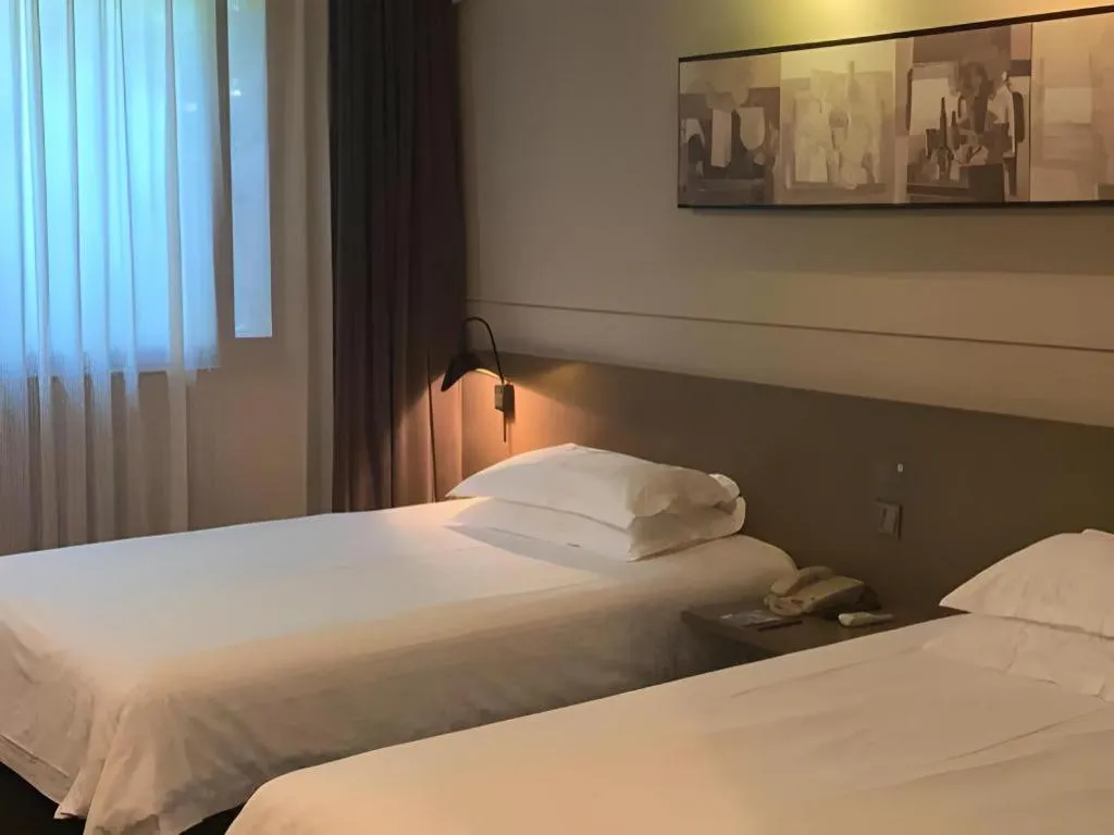 Bed in Jinjiang Inn Select Shanghai Pudong Airport