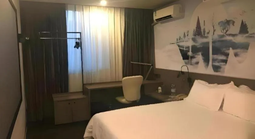 Bed in Jinjiang Inn Select Shanghai Pudong Airport