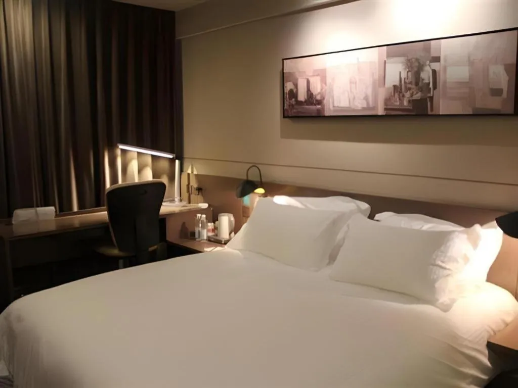 Bed in Jinjiang Inn Select Shanghai Pudong Airport