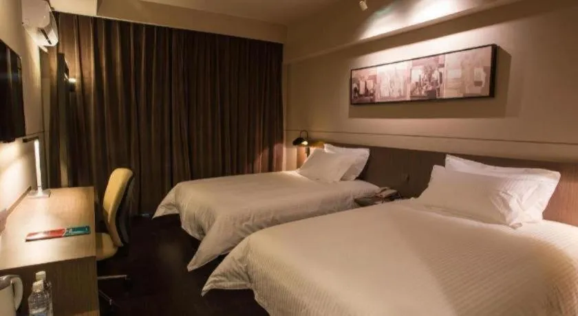 Bed in Jinjiang Inn Select Shanghai Pudong Airport