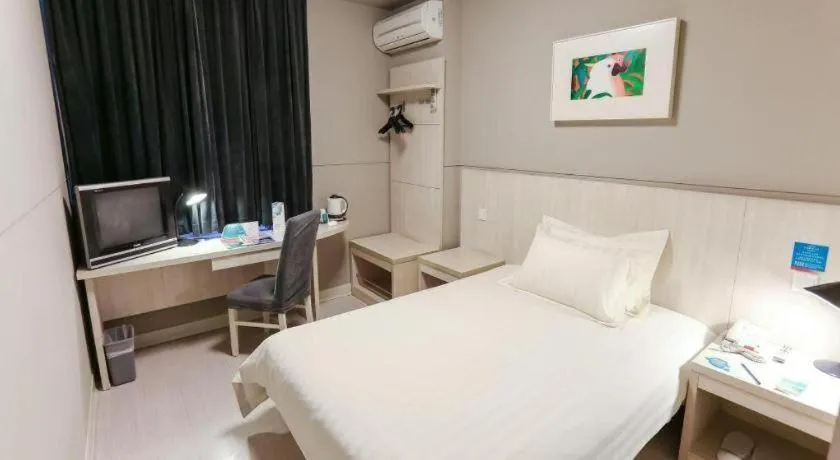Bed in Jinjiang Inn Shanghai Minsheng Road Metro Station