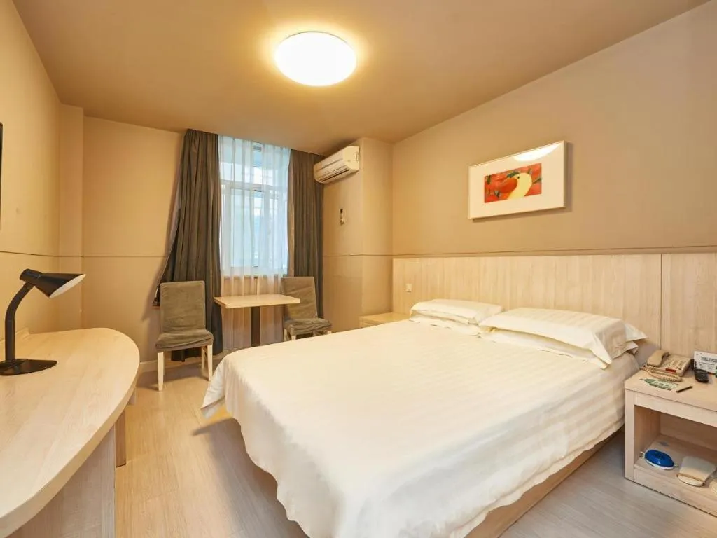 Bed in Jinjiang Inn Shanghai Minsheng Road Metro Station