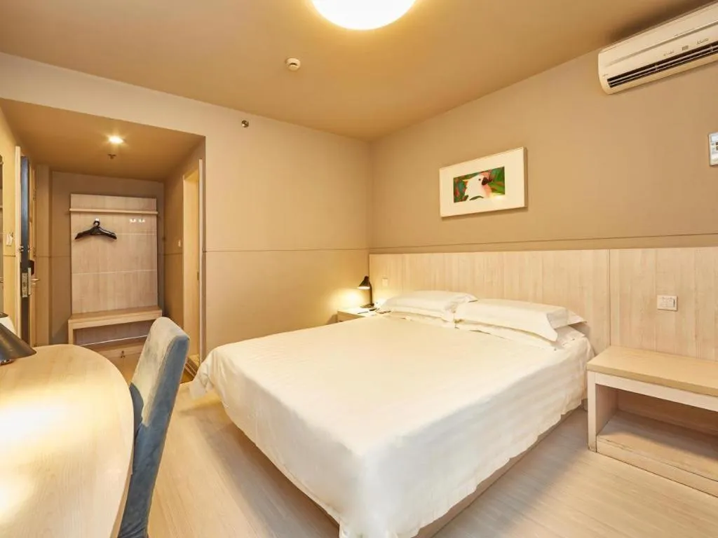 Bed in Jinjiang Inn Shanghai Minsheng Road Metro Station