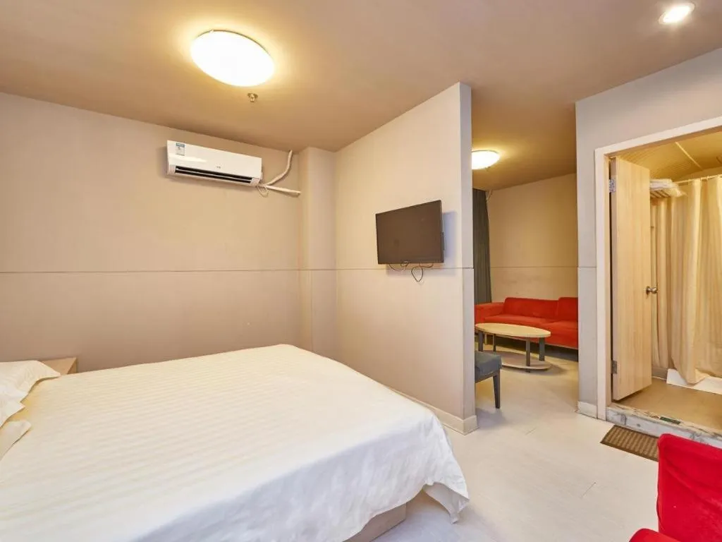 Bed in Jinjiang Inn Shanghai Minsheng Road Metro Station