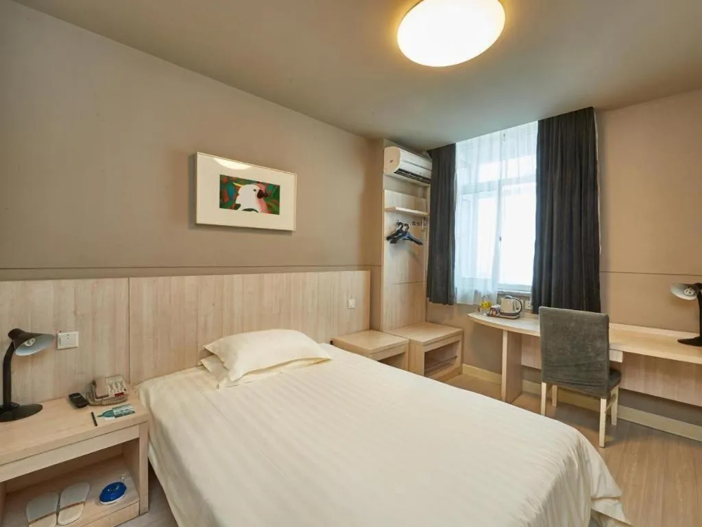 Bed in Jinjiang Inn Shanghai Minsheng Road Metro Station