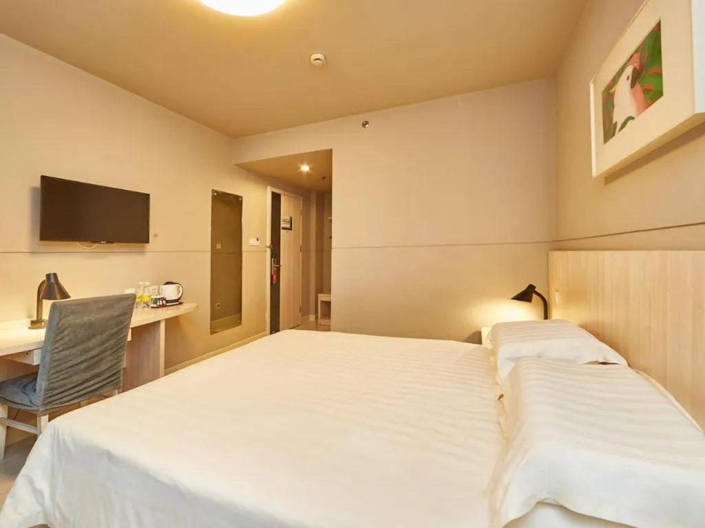 Bed in Jinjiang Inn Shanghai Minsheng Road Metro Station