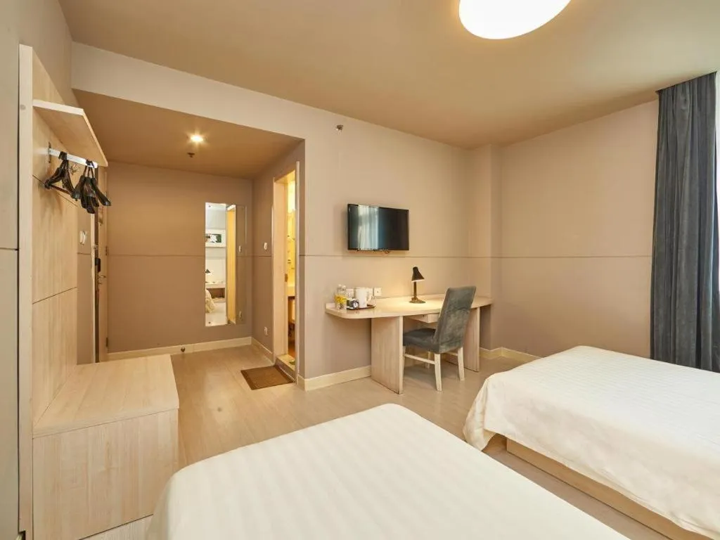 Bed in Jinjiang Inn Shanghai Minsheng Road Metro Station