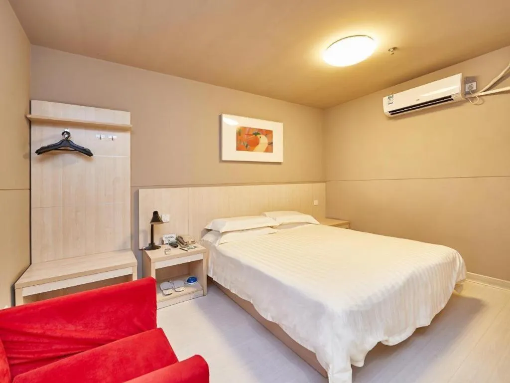 Bed in Jinjiang Inn Shanghai Minsheng Road Metro Station