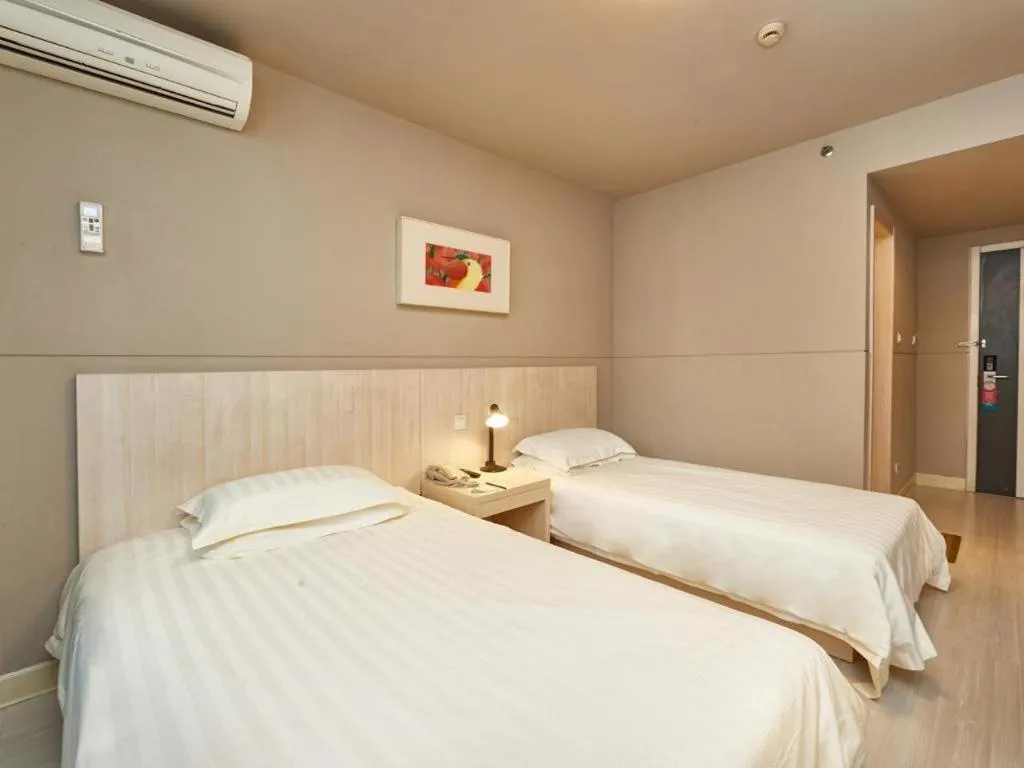 Bed in Jinjiang Inn Shanghai Minsheng Road Metro Station