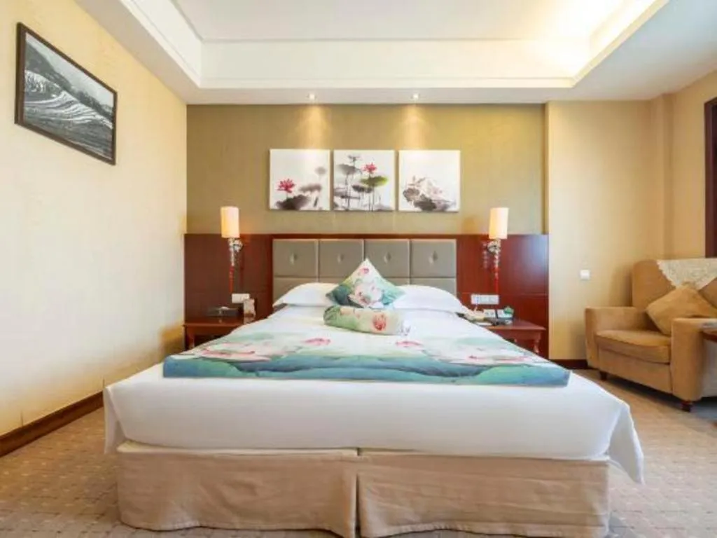Bed in Yiyang Huatian Hotel