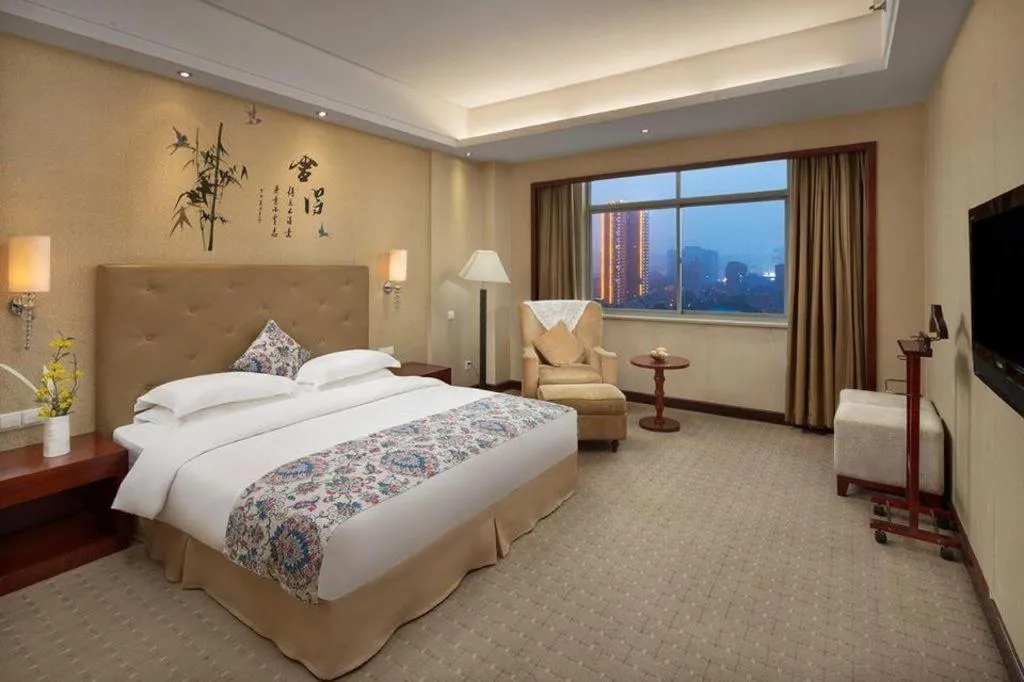 Bed in Yiyang Huatian Hotel